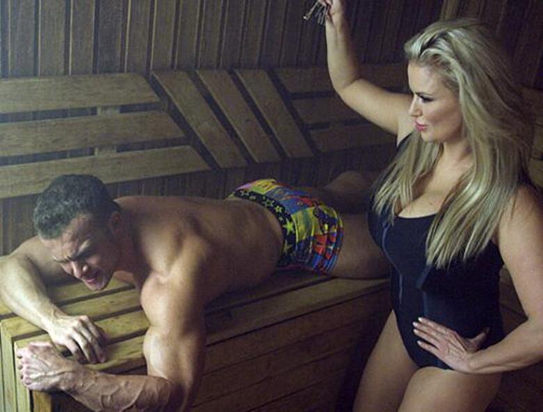 Анна Семенович в бане во время съемок нового клипа. Фото: материалы пресс-служб.