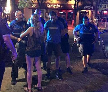 Очевидцы ареста Шайи ЛаБафа поделились снимками в соцсетях. Фото: Twitter.com/@kelsie_rae.