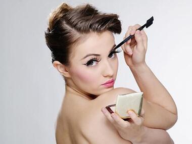 Какими должны быть идеальные брови? Фото: Lori.ru.