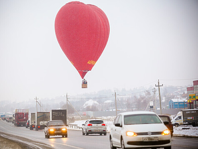 Огромное красное сердце вызвало массу вопросов у проезжающих мимо людей.
