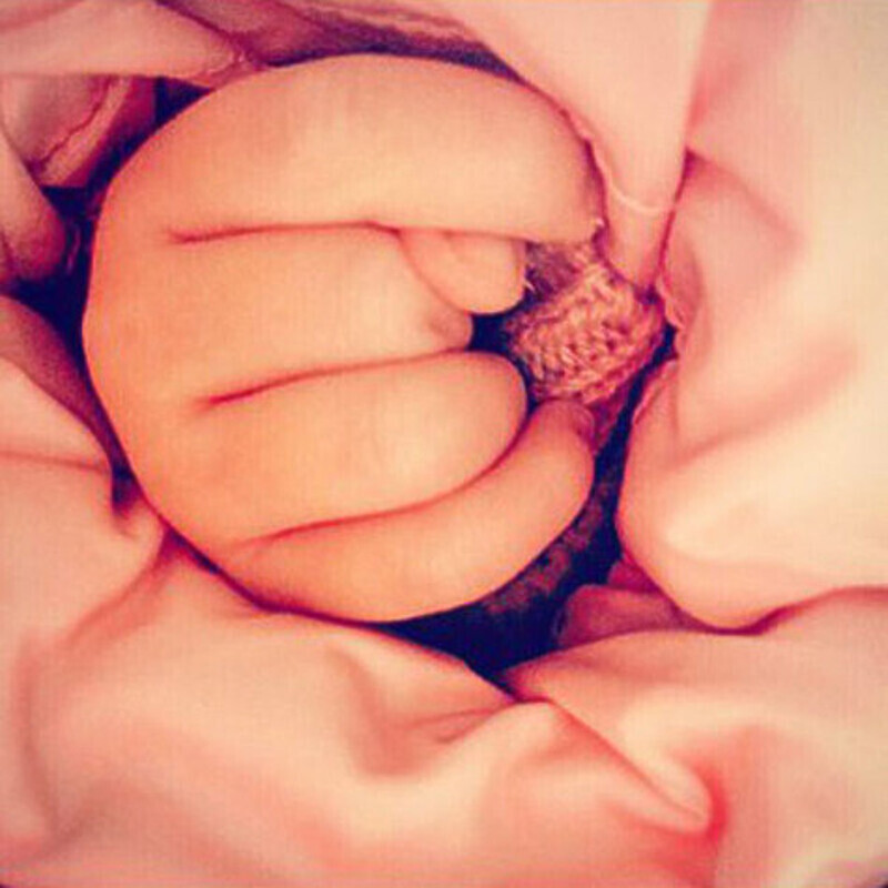 Дочка сложила пальчики в известную всем комбинацию. Фото: социальные сети