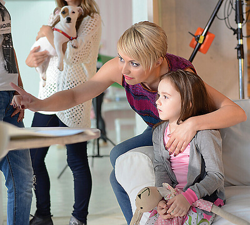 Сложный график не мешает Кате Лель оставаться добросовестной мамой. В этом году дочь певицы Эмилия пошла в первый класс. Фото: материалы пресс-служб.