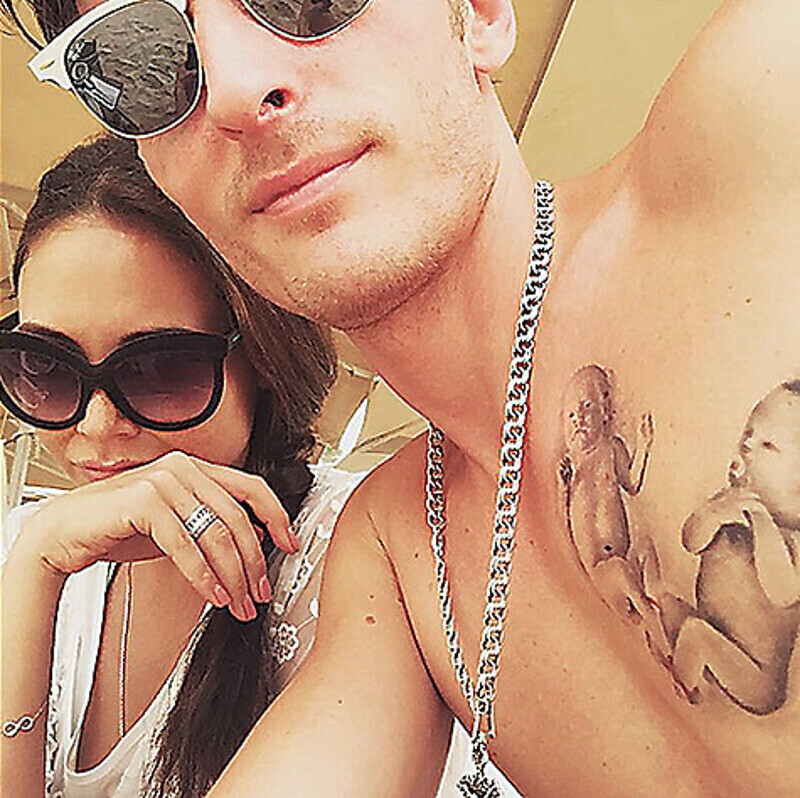 Павел Воля опубликовал снимок с оголенным торсом, на котором видны татуировки в виде двух младенцев. Фото: Instagram.com/pavelvolyaofficial.