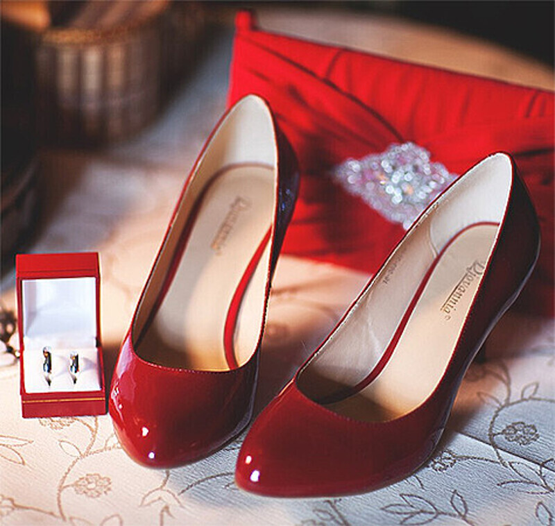 Если невеста красит губы капризным красным, то помаду и карандаш к ней лучше взять с собой. Фото: Николай Завьялов.