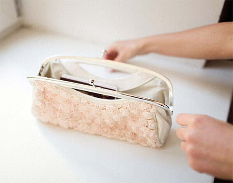 Если свадебная сумочка мягкая, то мобильный телефон в нее класть не стоит: смартфон можно случайно разбить. Фото: Мила Тоболенко.