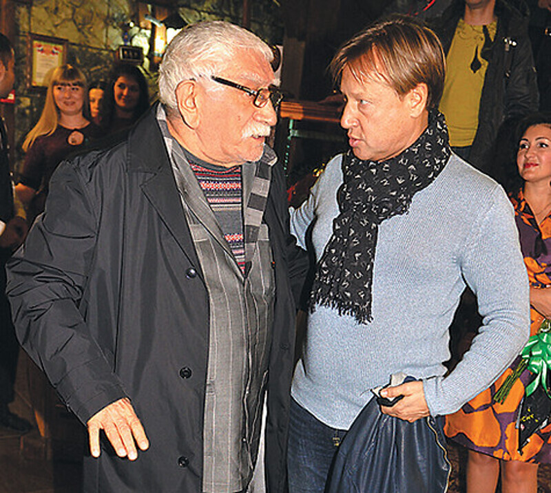 Дмитрий Харатьян сказал на ушко слова поздравления любимому актеру, с которым он давно знаком. Сейчас Дмитрий играет главную роль в спектакле «Нетелефонный разговор» по мотивам известной теленовеллы «Ольга Сергеевна» Эдварда Радзинского. Главную роль в не