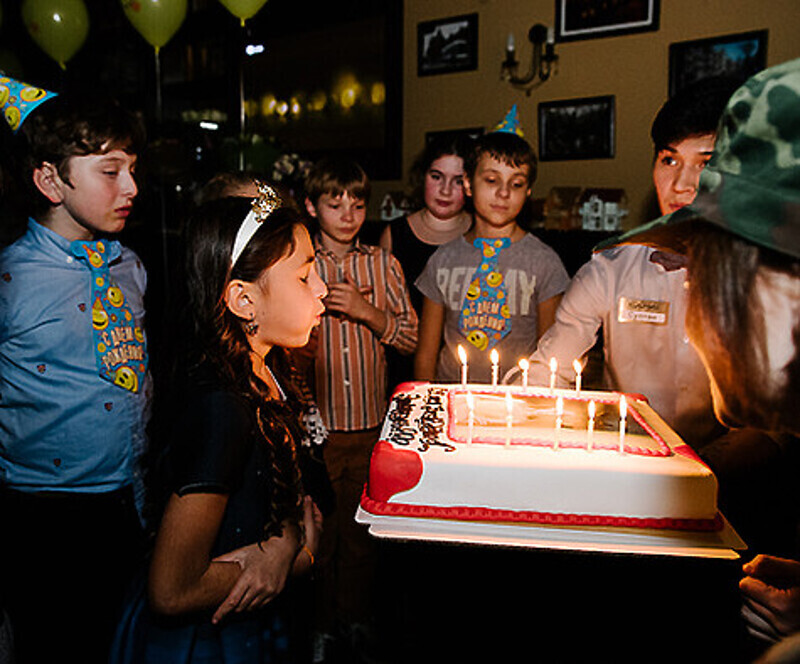 Вернувшись из Турции, Эммануэль отметила день рождения с друзьями. Фото: материалы пресс-служб.