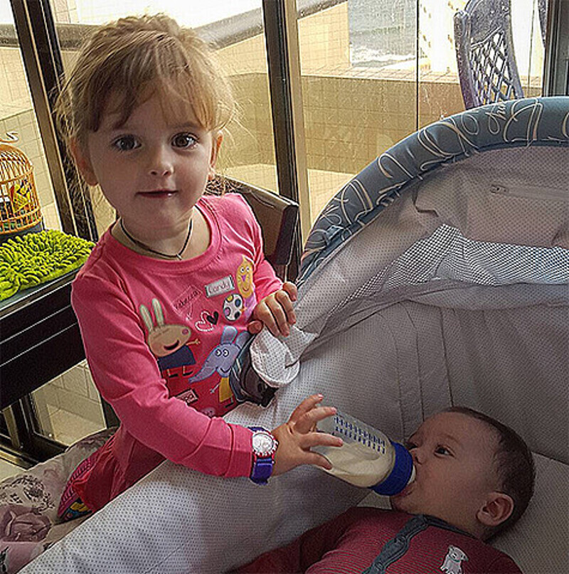 Трехлетняя Маша Макарская с удовольствием ухаживает за младшим братиком. Фото: Instagram.com/makarskie.