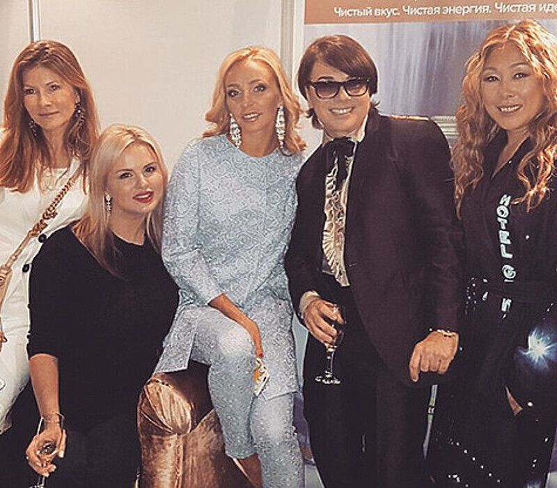 Кража шубу случилась на модном показе Валентина Юдашкина. На снимке: Мила Митволь, Анна Семенович, Татьяна Навка, Валентин Юдашкин, Анита Цой. Фото: Instagram.com/ann_semenovich.