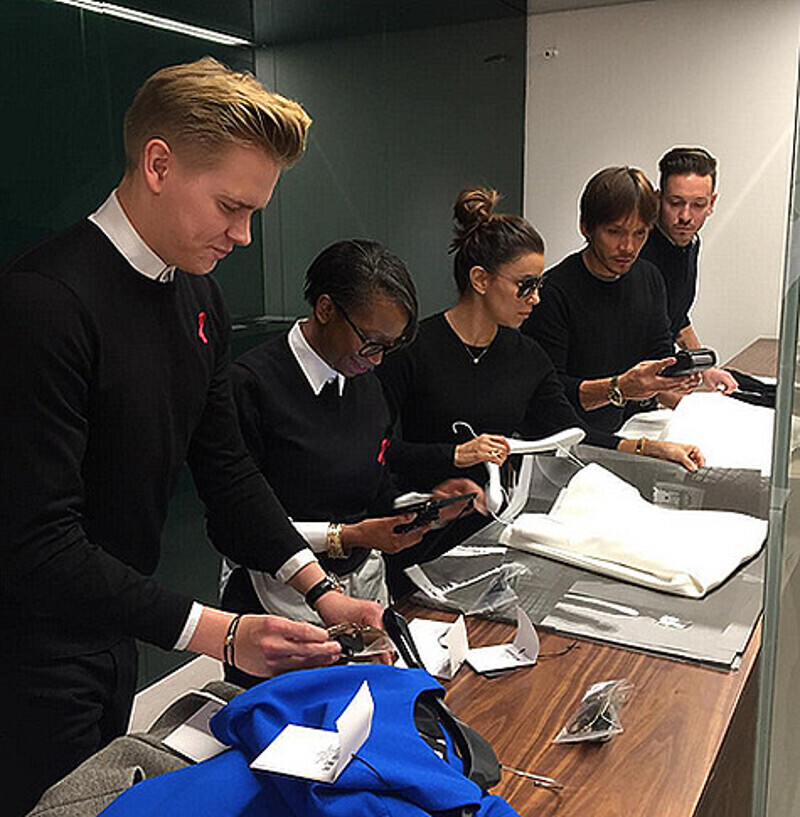 Ева Лонгория подработала кассиром в магазине Виктории Бекхэм. Фото: Instagram.com/victoriabeckham.