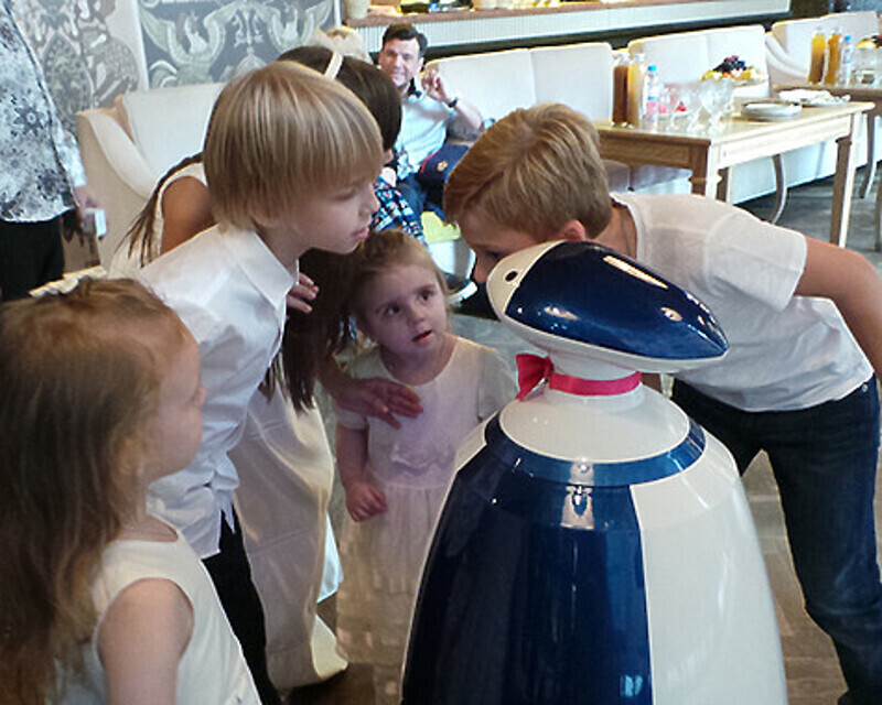 Дети Жуковых пришли в восторг от няни-робота. Фото: Дмитрий Ткаченко.