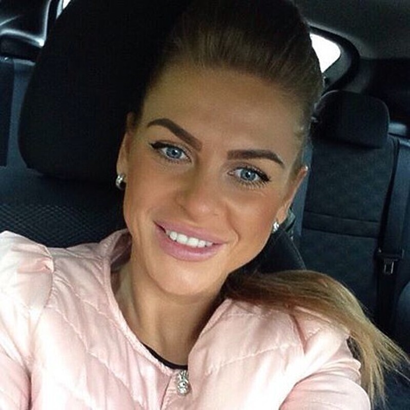 ... и современные снимки, поклонники Михаила решили, что его супруга сделала много пластических операций. Фото: социальные сети