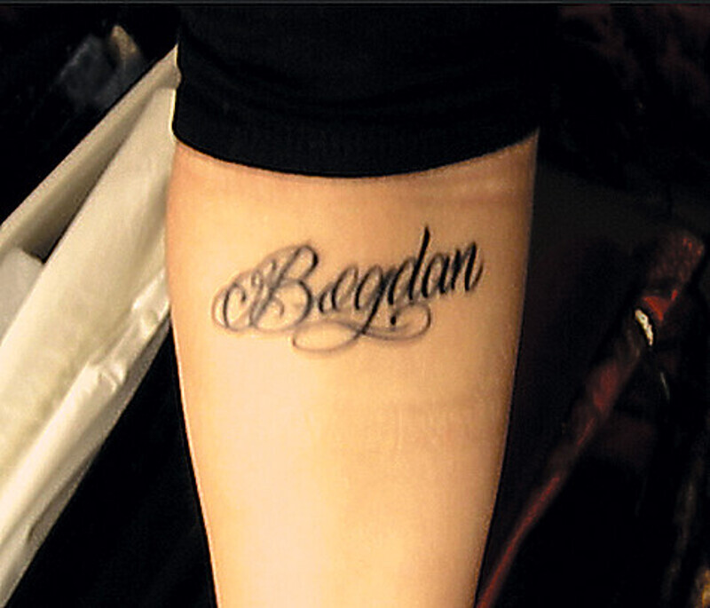 На правой руке, чуть пониже локтевого сгиба, у Алены Водонаевой набита татуировка в честь сына. Фото: Instagram.com/pavelvolyaofficial.