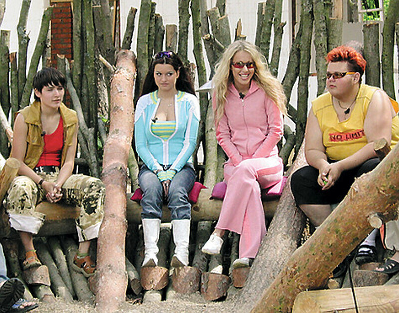 Ксения Бородина, Ксения Собчак и участники реалити. Кадр шоу «Дом-2».