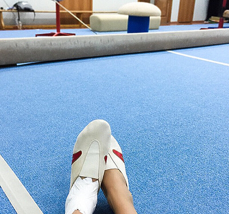 Две недели назад Асмус писала под этой фотографией: «3 прогона, 4 спектакля, один из которых пластический, репетиции нового спортивного шоу..с надрывом двух связок и сухожилия и трещиной в лодыжке...)))))) Зато нескучно))))) Всем отличного дня!!!  'Погода