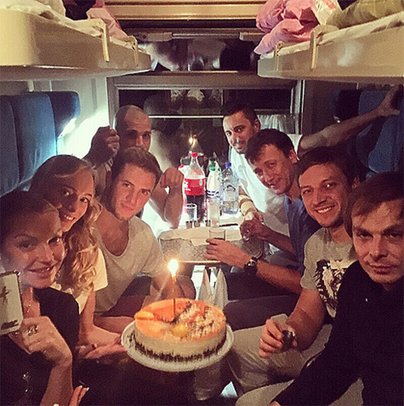 Всего в небольшом купе собралось около 10 человек. Фото: Instagram.com/volochkova_art.