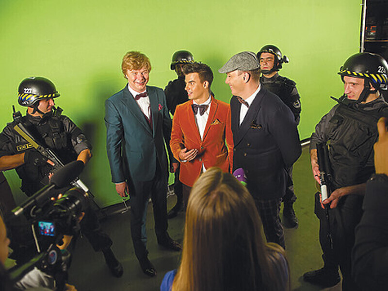 Кроме поклонниц и вооруженных охранников в съемках видео были задействованы даже вертолеты. Фото: материалы пресс-служб.