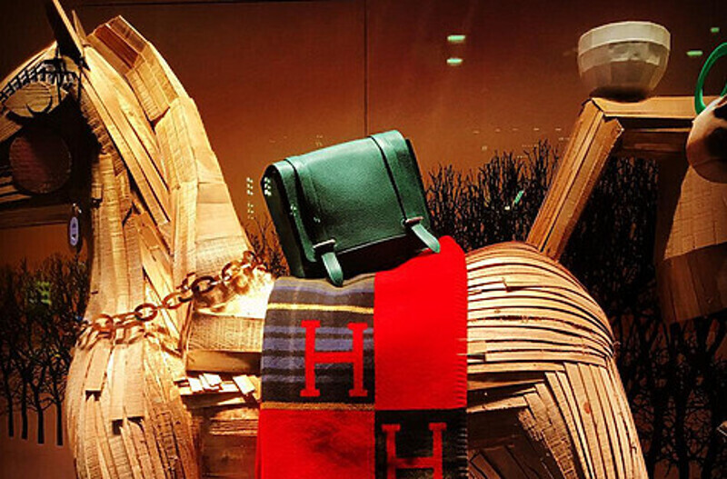 Актриса призвала поклонников помочь бездомным, пожертвовав плед от Hermés. Фото: инстаграм