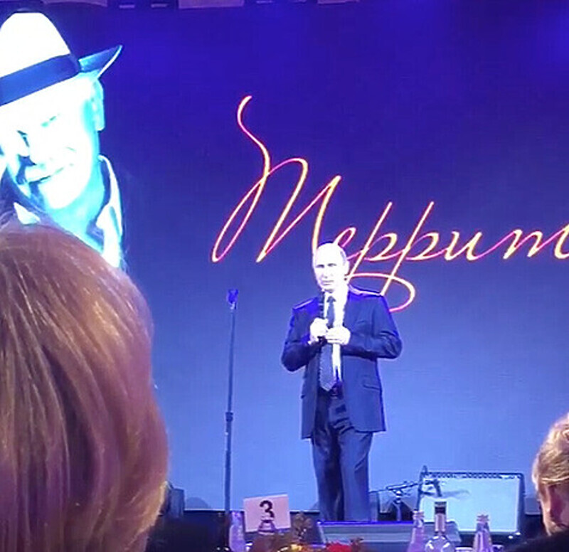 Президент РФ поздравляет Никиту Михалкова. Фото: Instagram.com/polinadibrova.