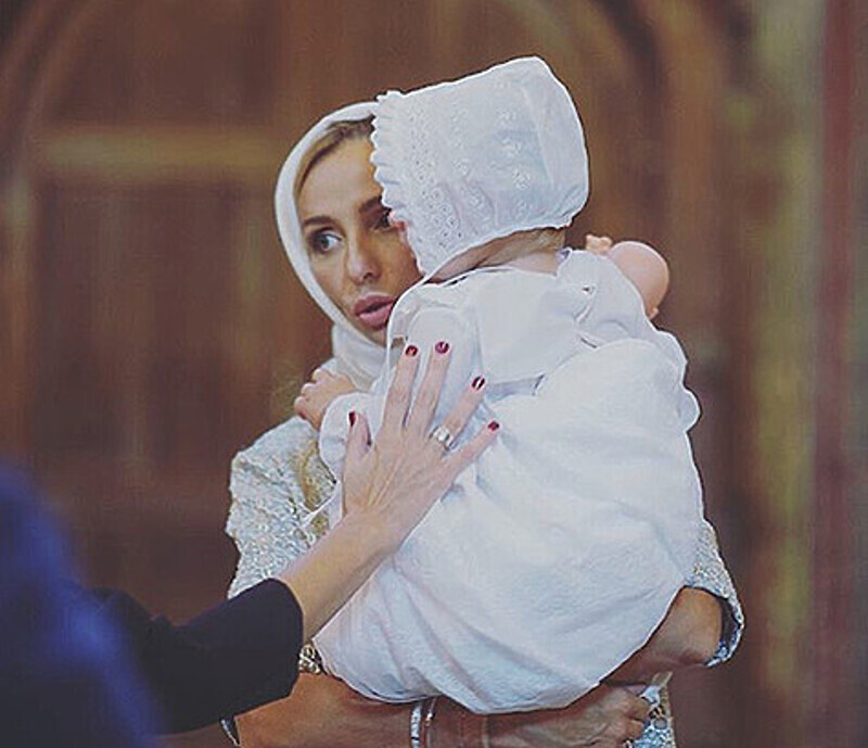 tatiana_navka: «Сегодня прекрасный день!!!! Покрестили нашу Надежду!!!!! А художником этого прекрасного события, был наш очень хороший, добрый и талантливый друг @sergeybermeniev». Фото: Instagram.com/tatiana_navka.