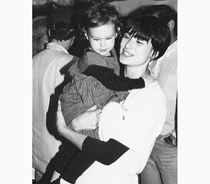 Румер также опубликовала старый снимок, где Деми держит ее маленькую на руках. Фото: Instagram.com/ruelarue.