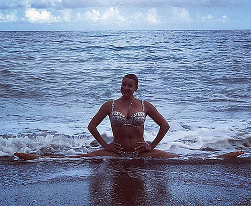 Анастасия Волочкова продемонстрировала очередной шпагат. Фото: Instagram.com/volochkova_art.