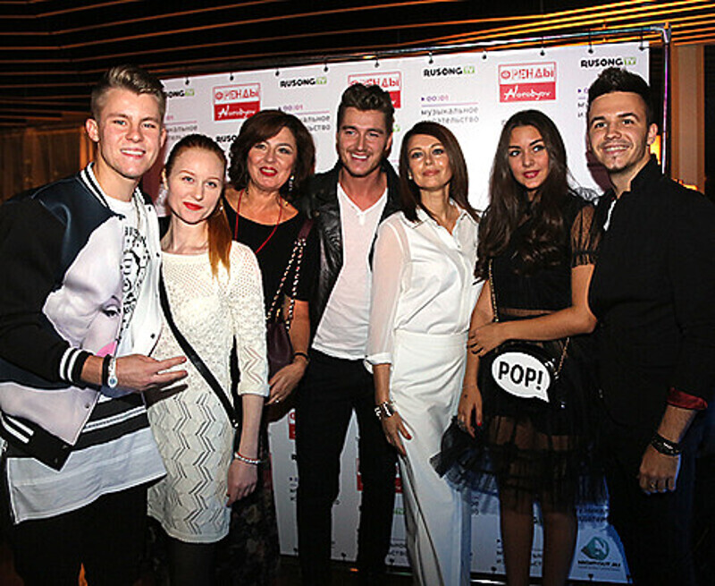 Поздравить Алексея Воробьева и группу «Френды» с премьерой клипа пришла Ирина Безрукова. Фото: материалы пресс-служб.