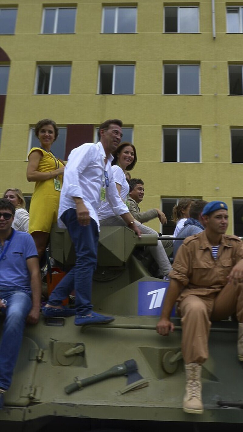 Звезды прокатились на танке. Фото: Виталий Бродзкий