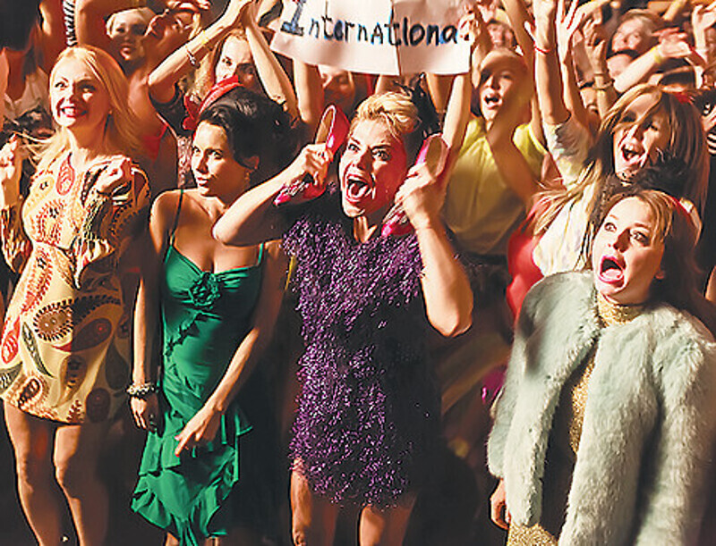 Звезда сериала «СашаТаня» Валентина Рубцова (крайняя справа) и телеведущая Липа Тетерич когда-то были участницами группы «Девочки» и работали вместе с «Иванушками» в одном продюсерском центре. На съемках они сыграли ярых фанаток коллектива. Фото: материал