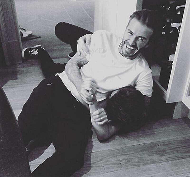Дэвид Бекхэм победил старшего сына Бруклина в схватке. Фото: Instagram.com/davidbeckham.
