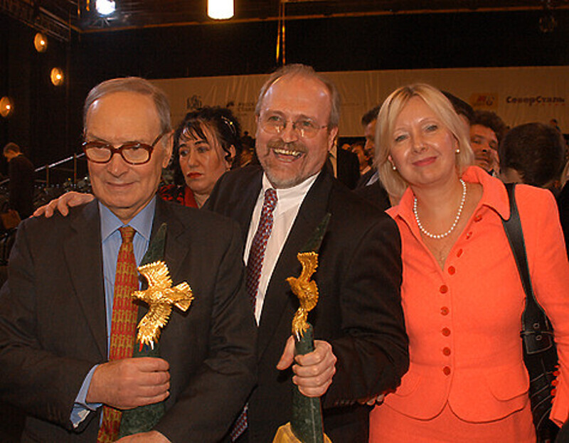 С Эннио Морриконе на вручении кинопремии «Золотой орел» за фильм «72 метра». Фото: личный архив Владимира Хотиненко и Татьяны Яковлевой.