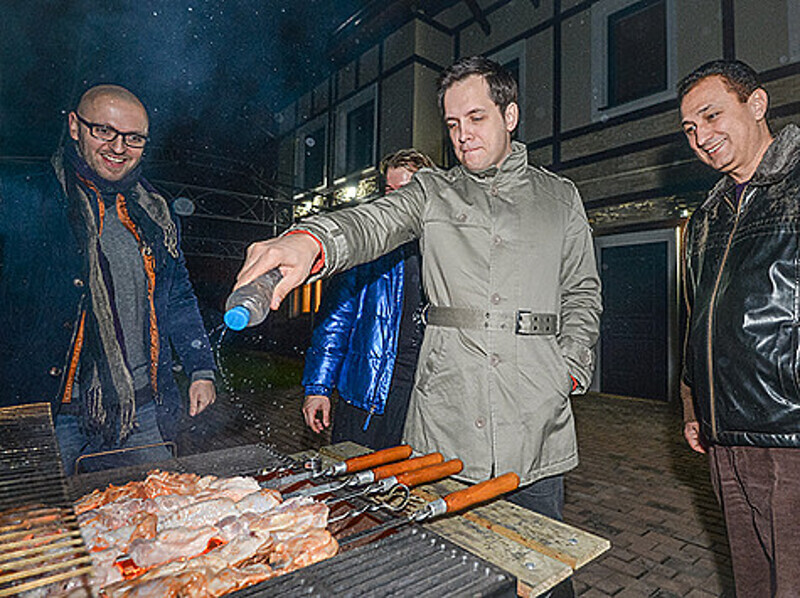 Оказалось, что именинник отлично готовит шашлыки. Фото: личный архив артиста.