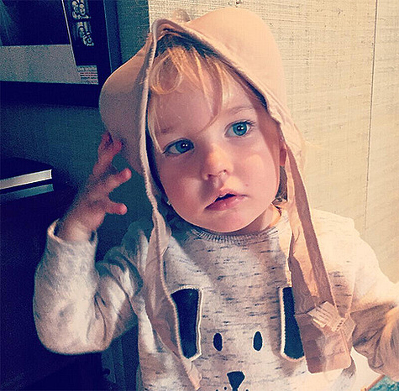 Сын Оливии Уайлд Отис играет с ее бюстгальтером. Фото: Instagram.com/oliviawilde.