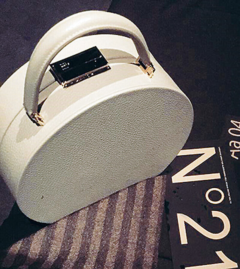 Эту сумочку у Собчак украли в Милане. Фото: Instagram.com/xenia_sobchak.