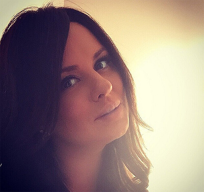 Анна Семенович опубликовала снимок, на котором позирует с темными волосами. Фото: Instagram.com/ann_semenovich.