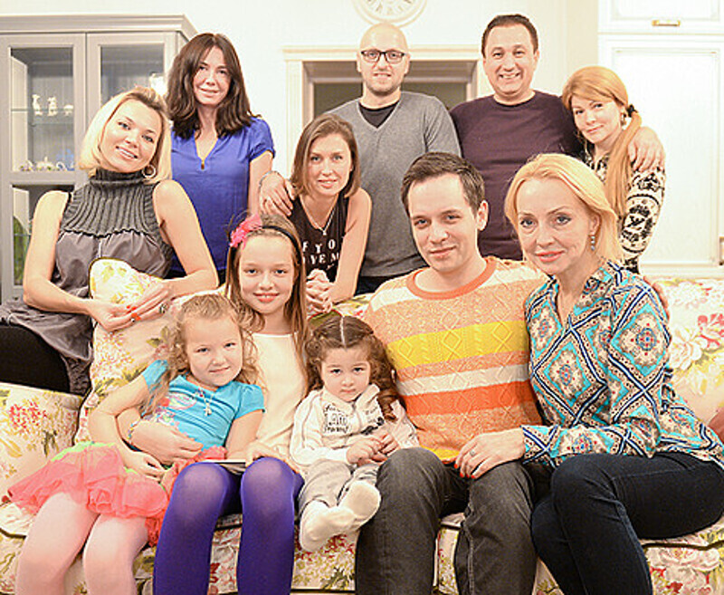 Александр Асташенок отметил день рождения за городом в семейно-дружеском кругу. Фото: личный архив артиста.