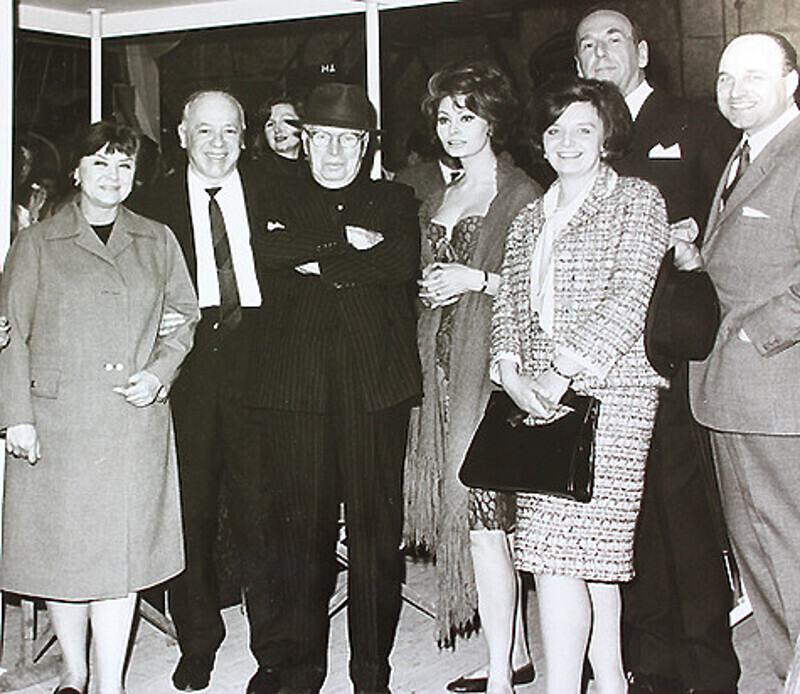 На съемочной площадке фильма Чарли Чаплина «Принцесса из Гонконга». На фото (слева направо): Мария Миронова, Валентин Плучек, Чарли Чаплин, Софи Лорен, родители Татьяны Виталий Николаевич и Наталья Александровна, Ростислав Плятт (на заднем плане). Лондон,