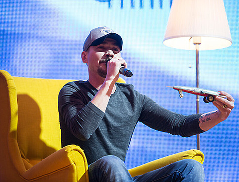 Денис Никифоров принес самолет, который так любил в детстве. Фото: материалы пресс-служб.