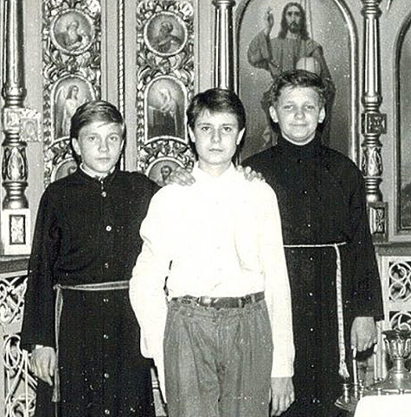 Будущий рэпер, а пока пономарь Василий Вакуленко (справа). Фото: Instagram.com.