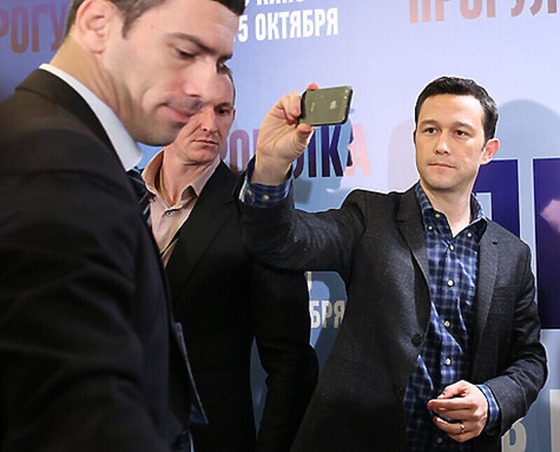 Джозеф Гордон-Левитт не упустил возможности сделать селфи.