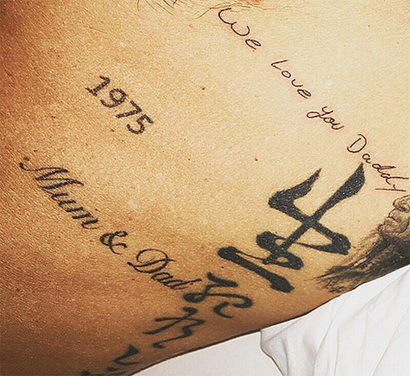 Также Дэвид Бекхэм выбил на груди надпись «Мы любим тебя, папочка», сделанную его сыновьями. Фото: Instagram.com/davidbeckham.