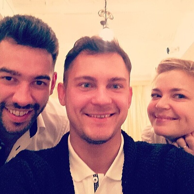 В "инстаграме" актрисы это единственный снимок вместе с бойфрендом (крайний слева). Фото: instagram.com