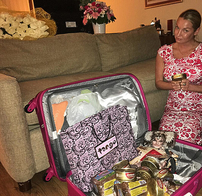 Вот из-за этих консервов и буханок хлеба, что лежали в чемодане Волочковой, ее чуть не арестовали. Фото: Instagram.com/volochkova_art.