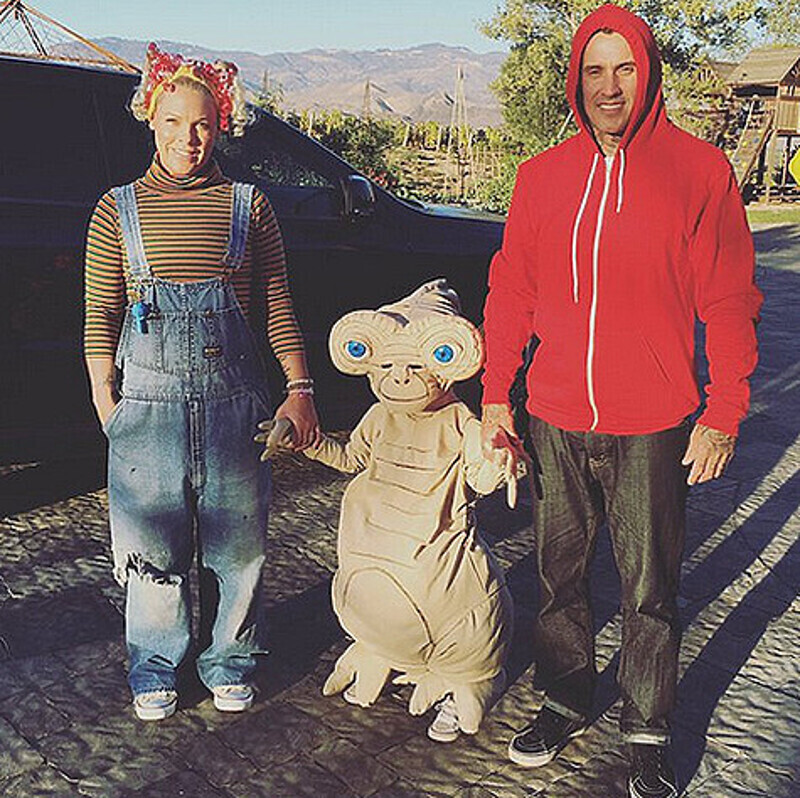 Пинк, ее муж Кэрри Харт и дочка Уиллоу. Фото: Twitter.com/@Pink.