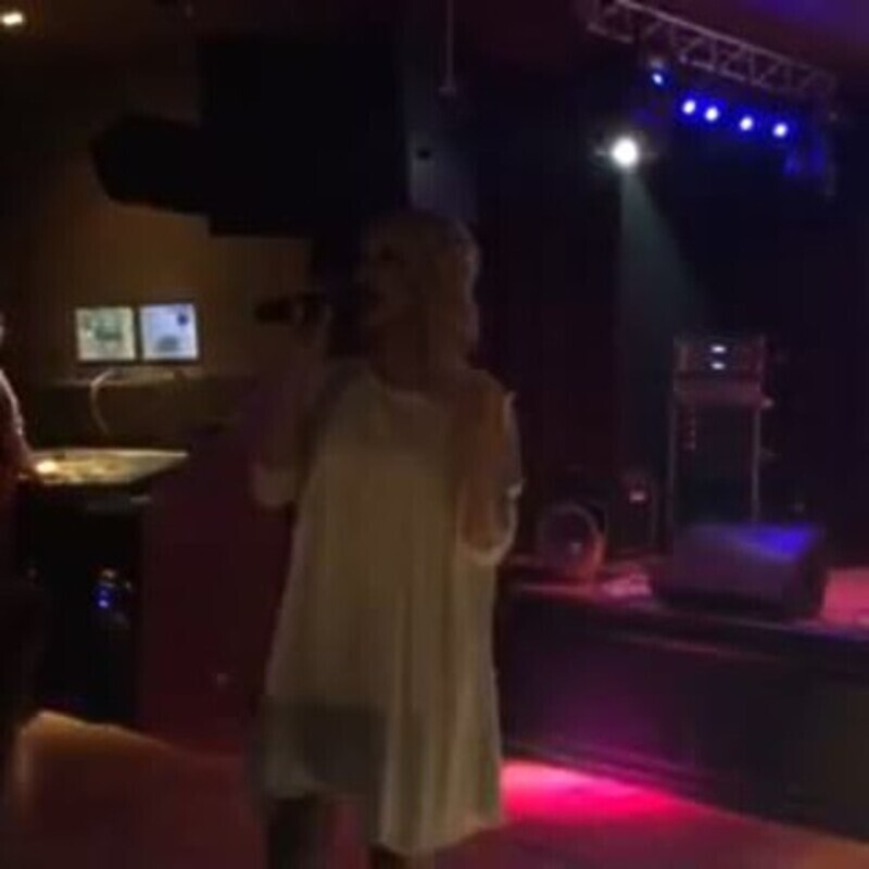 Лера Кудрявцева тоже показала свои вокальные способности. Фото: instagram.com