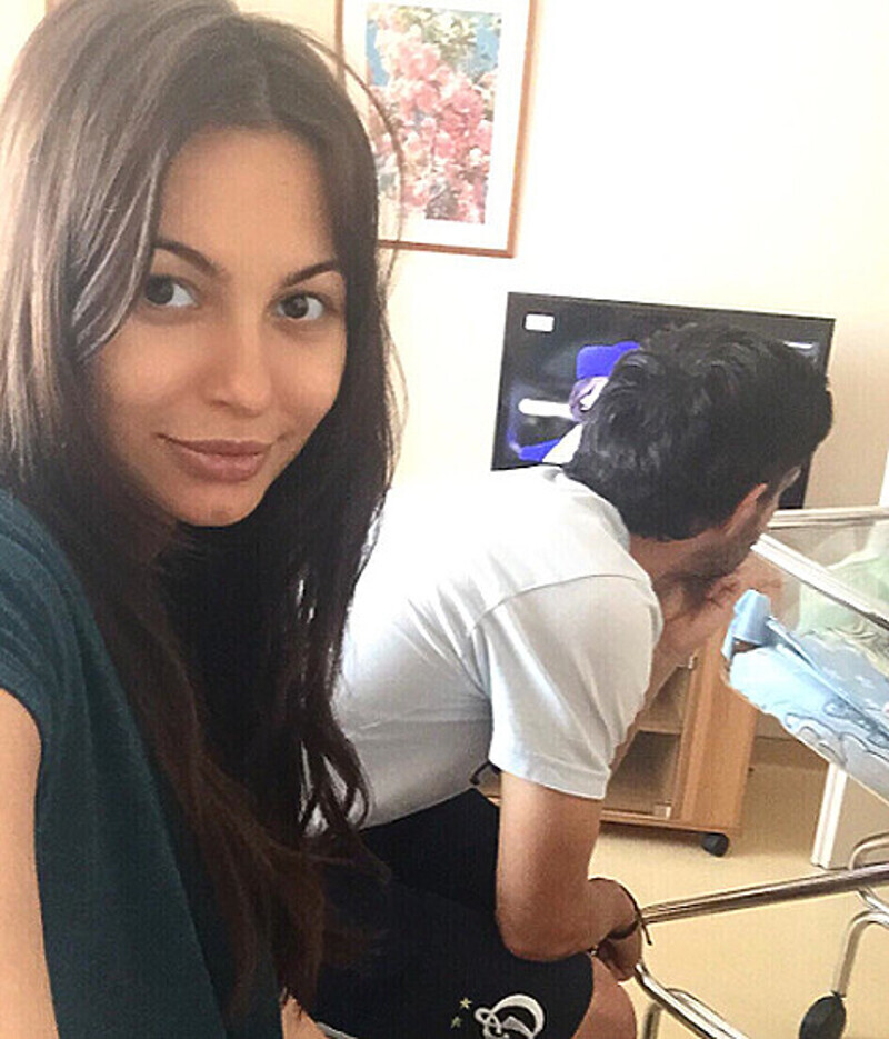 Innazhirkova: «Мамуля скучает (((( Сынуля спит. Папа улетел на игру, старшие детки ждут нас дома, а я безумно по ним скучаю». Фото: Instagram.com/innazhirkova.