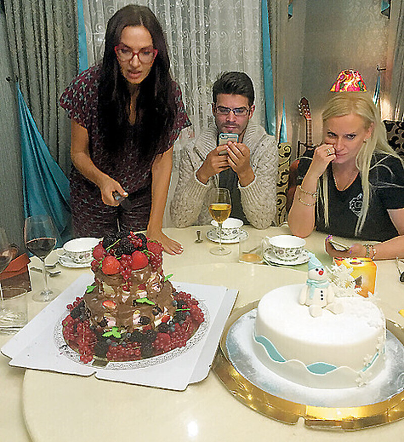 На сладкое подавали сразу два торта. Один со снеговиком, другой с ягодами. Однако гости так наелись, что на  сладкое сил уже не осталось. Тогда Эвелина порезала торты на куски и раздала всем гостям. Фото: материалы пресс-служб.