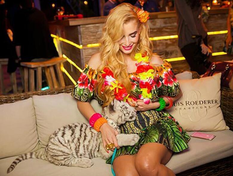 Татьяне Котовой на 30-летие подарили тигренка. Фото: материалы пресс-служб.