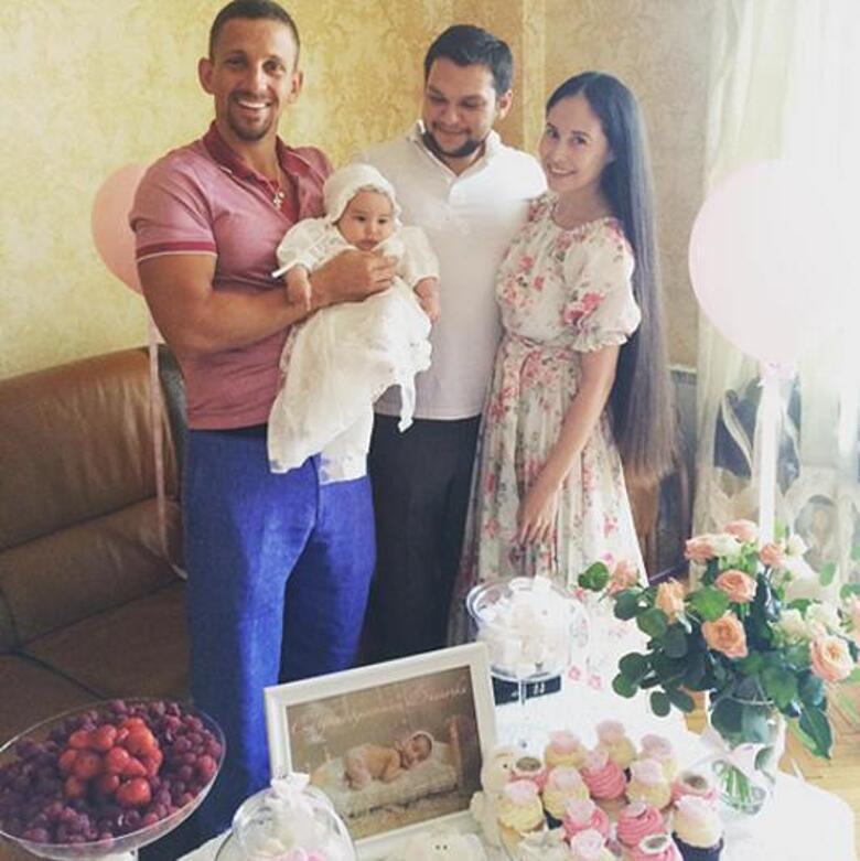 ilana7788: «У нас сегодня очень важный день...... Наш крёстный папа». Фото: Instagram.com/ilana7788.