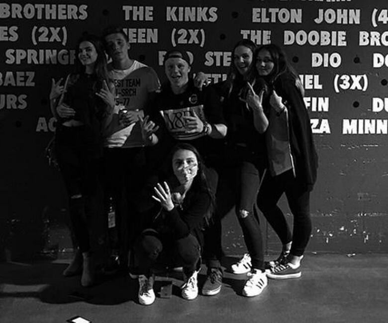 Бруклин Бекхэм со своими друзьями и возлюбленной. Фото: Instagram.com/brooklynbeckham.